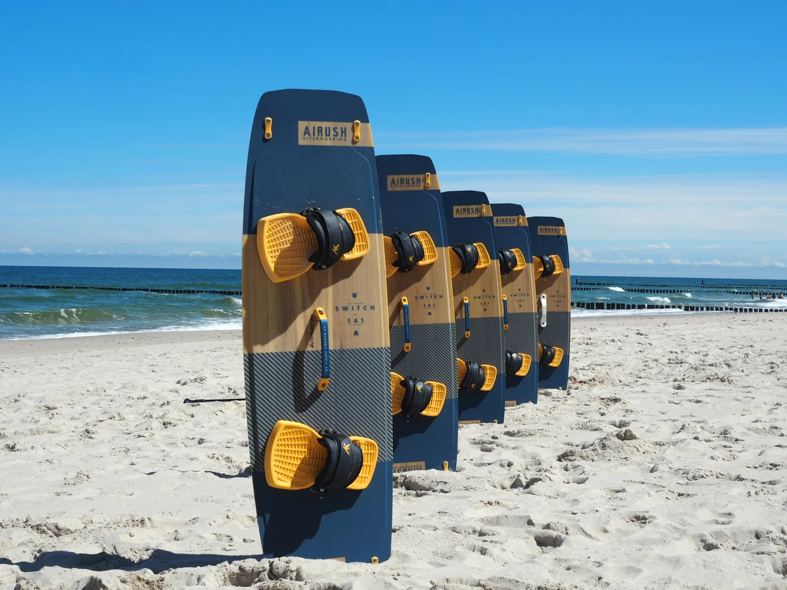 Deski Airush Switch z floty wypożyczalni na plaży