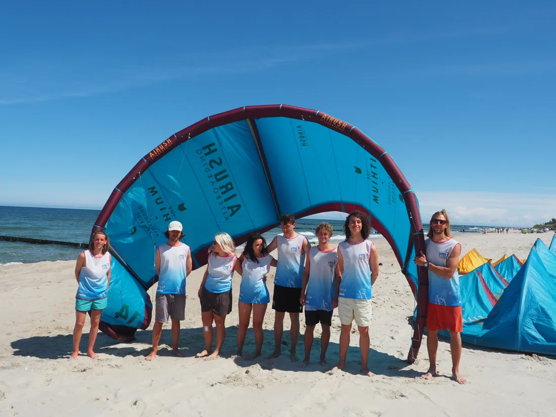 Ekipa KiteClub pod latawcem na plaży