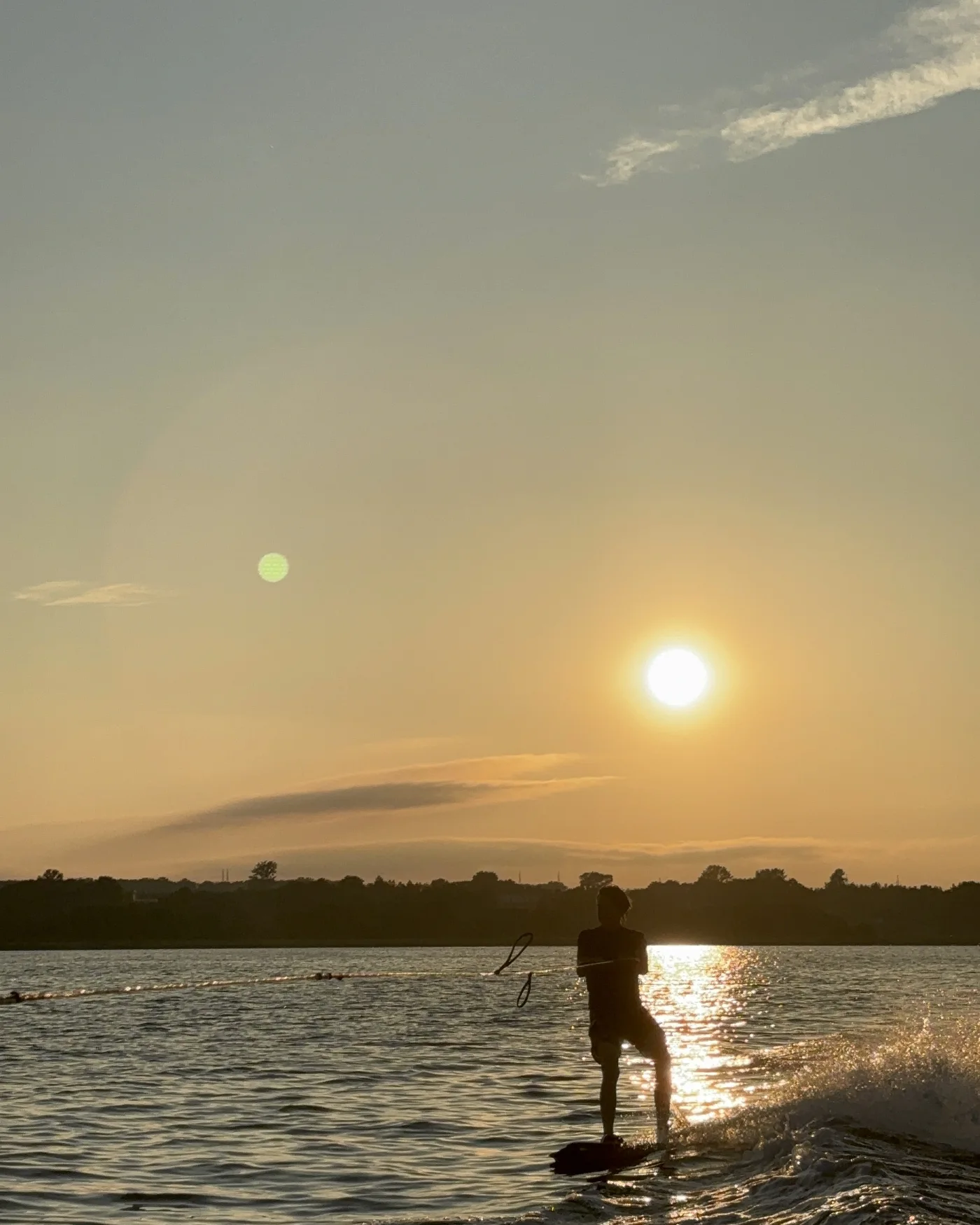 Zachód słońca nad Zatoką Pucką pod koniec sezonu, kitesurfer na wodzie